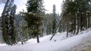 Demiryolundaki ön koltuk ve Kashmir 'deki otobüs yolculuğu ve kar motosikleti gezisi için zaman çizelgesi