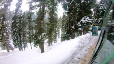 Demiryolundaki ön koltuk ve Kashmir 'deki otobüs yolculuğu ve kar motosikleti gezisi için zaman çizelgesi