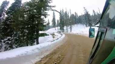 Demiryolundaki ön koltuk ve Kashmir 'deki otobüs yolculuğu ve kar motosikleti gezisi için zaman çizelgesi