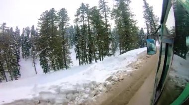 Demiryolundaki ön koltuk ve Kashmir 'deki otobüs yolculuğu ve kar motosikleti gezisi için zaman çizelgesi