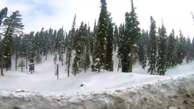 Demiryolundaki ön koltuk ve Kashmir 'deki otobüs yolculuğu ve kar motosikleti gezisi için zaman çizelgesi