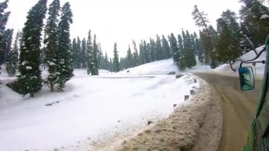 Demiryolundaki ön koltuk ve Kashmir 'deki otobüs yolculuğu ve kar motosikleti gezisi için zaman çizelgesi