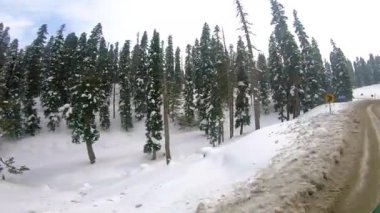 Demiryolundaki ön koltuk ve Kashmir 'deki otobüs yolculuğu ve kar motosikleti gezisi için zaman çizelgesi