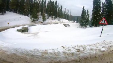 Demiryolundaki ön koltuk ve Kashmir 'deki otobüs yolculuğu ve kar motosikleti gezisi için zaman çizelgesi