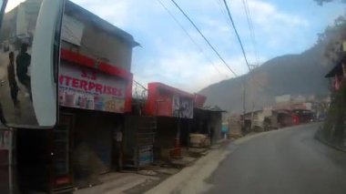 Demiryolundaki ön koltuk ve Kashmir 'deki otobüs yolculuğu ve kar motosikleti gezisi için zaman çizelgesi