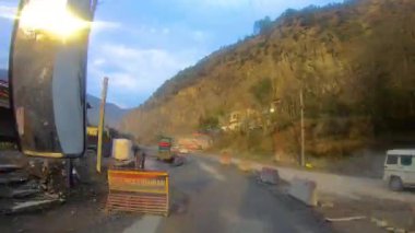 Demiryolundaki ön koltuk ve Kashmir 'deki otobüs yolculuğu ve kar motosikleti gezisi için zaman çizelgesi