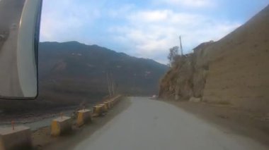 Demiryolundaki ön koltuk ve Kashmir 'deki otobüs yolculuğu ve kar motosikleti gezisi için zaman çizelgesi