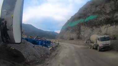 Demiryolundaki ön koltuk ve Kashmir 'deki otobüs yolculuğu ve kar motosikleti gezisi için zaman çizelgesi