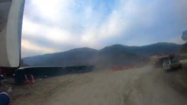 Demiryolundaki ön koltuk ve Kashmir 'deki otobüs yolculuğu ve kar motosikleti gezisi için zaman çizelgesi