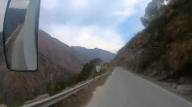 Demiryolundaki ön koltuk ve Kashmir 'deki otobüs yolculuğu ve kar motosikleti gezisi için zaman çizelgesi