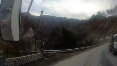 Demiryolundaki ön koltuk ve Kashmir 'deki otobüs yolculuğu ve kar motosikleti gezisi için zaman çizelgesi