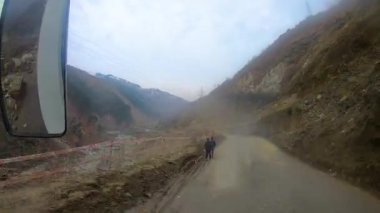 Demiryolundaki ön koltuk ve Kashmir 'deki otobüs yolculuğu ve kar motosikleti gezisi için zaman çizelgesi