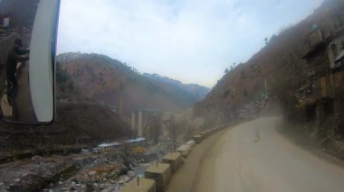 Demiryolundaki ön koltuk ve Kashmir 'deki otobüs yolculuğu ve kar motosikleti gezisi için zaman çizelgesi