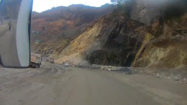 Demiryolundaki ön koltuk ve Kashmir 'deki otobüs yolculuğu ve kar motosikleti gezisi için zaman çizelgesi