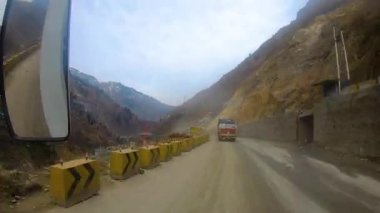 Demiryolundaki ön koltuk ve Kashmir 'deki otobüs yolculuğu ve kar motosikleti gezisi için zaman çizelgesi