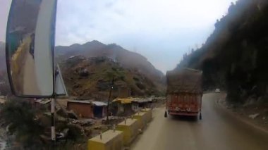 Demiryolundaki ön koltuk ve Kashmir 'deki otobüs yolculuğu ve kar motosikleti gezisi için zaman çizelgesi