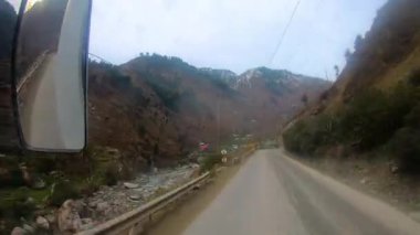 Demiryolundaki ön koltuk ve Kashmir 'deki otobüs yolculuğu ve kar motosikleti gezisi için zaman çizelgesi