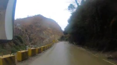 Demiryolundaki ön koltuk ve Kashmir 'deki otobüs yolculuğu ve kar motosikleti gezisi için zaman çizelgesi