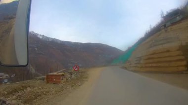 Demiryolundaki ön koltuk ve Kashmir 'deki otobüs yolculuğu ve kar motosikleti gezisi için zaman çizelgesi