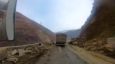 Demiryolundaki ön koltuk ve Kashmir 'deki otobüs yolculuğu ve kar motosikleti gezisi için zaman çizelgesi