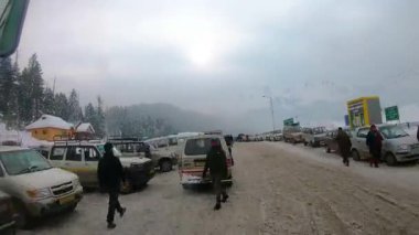 Demiryolundaki ön koltuk ve Kashmir 'deki otobüs yolculuğu ve kar motosikleti gezisi için zaman çizelgesi