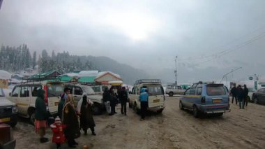 Demiryolundaki ön koltuk ve Kashmir 'deki otobüs yolculuğu ve kar motosikleti gezisi için zaman çizelgesi