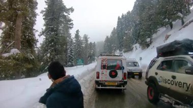Demiryolundaki ön koltuk ve Kashmir 'deki otobüs yolculuğu ve kar motosikleti gezisi için zaman çizelgesi