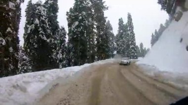 Demiryolundaki ön koltuk ve Kashmir 'deki otobüs yolculuğu ve kar motosikleti gezisi için zaman çizelgesi