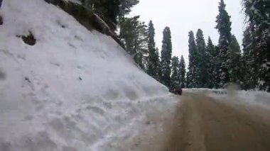 Demiryolundaki ön koltuk ve Kashmir 'deki otobüs yolculuğu ve kar motosikleti gezisi için zaman çizelgesi