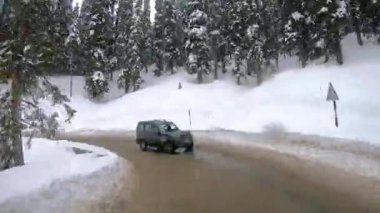 Demiryolundaki ön koltuk ve Kashmir 'deki otobüs yolculuğu ve kar motosikleti gezisi için zaman çizelgesi