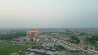 Varanasi 'nin Umraha bölgesinde Swarveda Mahamandir' in havadan görünüşü, Utter Pradesh.