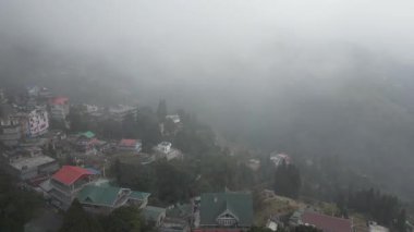 Batasia Döngüsü ve Darjeeling Manzarasının Hava Görünümü
