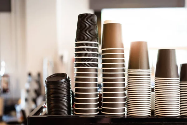 Många Engångskoppar Papper Staplade Kaffemaskinen Caféet — Stockfoto