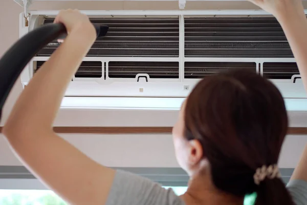 Asiatisk Kvinnlig Hushållerska Klättrar Stege För Att Rengöra Ett Luftkonditioneringsfilter — Stockfoto