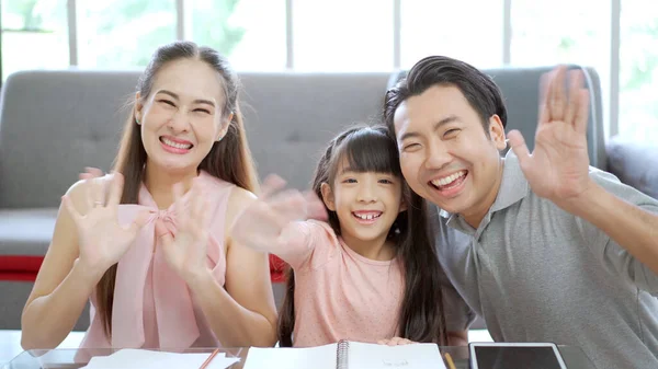 Mutlu Asyalı Aile Baba Anne Kız Oturma Odasında Birlikte Yaşıyorlar — Stok fotoğraf