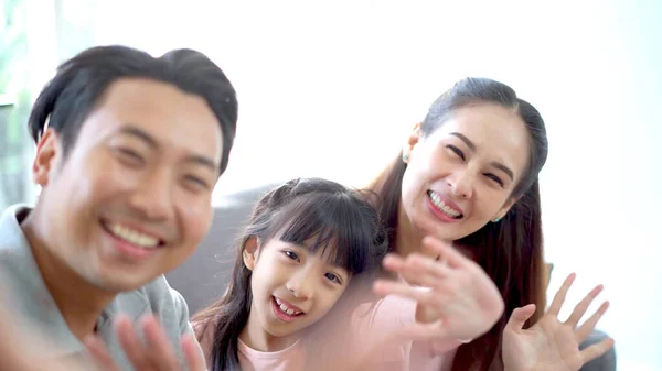 Mutlu Asyalı Aile Baba Anne Kız Oturma Odasında Birlikte Yaşıyorlar — Stok fotoğraf