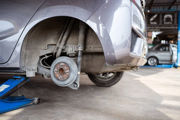 Techniker Oder Werkstattarbeiter Heben Mit Einem Hydraulischen Wagenheber Ein Auto — Stockfoto