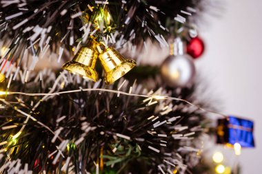 Noel ağacında süslenmiş fantezi oyuncakları ve ampuller Noel arifesinde kutlamaya hazırlanıyor..