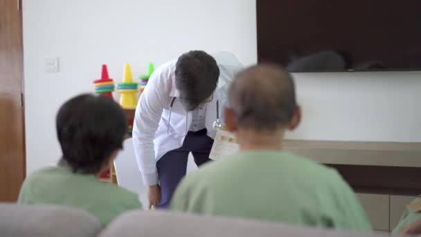 Doctor Explaining Medical Care Treatment Group Senior Elder Patient Hospital — Stockvideo
