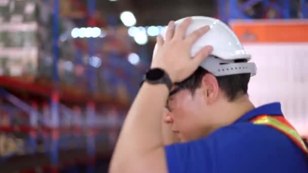 Beruflicher Wirtschaftsingenieur Trägt Einen Weißen Schutzhelm Bevor Die Baustelle Oder — Stockvideo