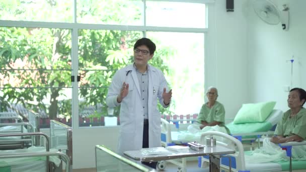 Doctor Explaining Medical Care Treatment Group Senior Elder Patient Hospital — Vídeos de Stock