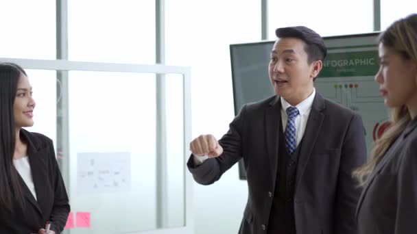 Kluger Und Gut Aussehender Asiatischer Geschäftsmann Beim Händeschütteln Nach Abschluss — Stockvideo