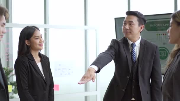 Homme Affaires Asiatique Intelligent Beau Faire Une Poignée Main Après — Video