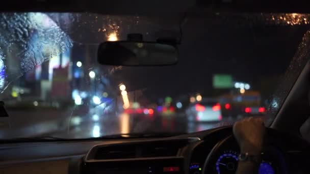 中に激しい雨の中で車を運転認識できない女性は 道路上で注意を払う 雨の中夜運転する女 — ストック動画