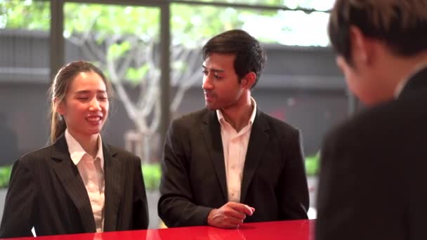 Azjatycki Młody Biznesmen Robi Uścisk Dłoni Personelem Hotelu Recepcji Biznes — Wideo stockowe
