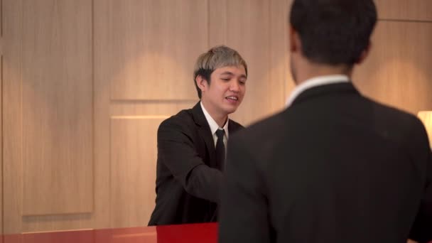 Azjatycki Młody Biznesmen Robi Uścisk Dłoni Personelem Hotelu Recepcji Biznes — Wideo stockowe