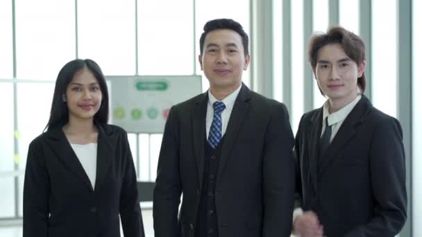Grupo Empresarios Asiáticos Posando Para Una Fotografía Sala Reuniones Empresarios — Vídeo de stock