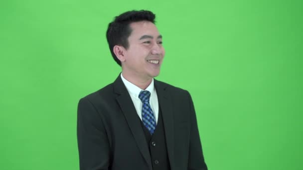 Smart Und Gut Aussehender Asiatischer Geschäftsmann Steht Auf Dem Chromagrünen — Stockvideo