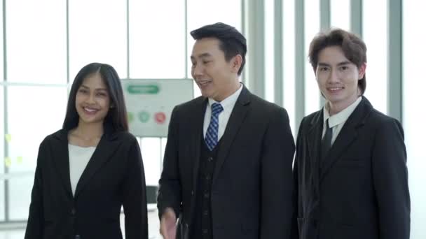 Grupo Empresários Asiáticos Empresária Posando Para Uma Fotografia Sala Reuniões — Vídeo de Stock