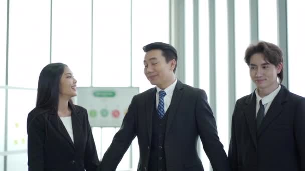 Група Азіатських Бізнесменів Бізнесменка Які Полюють Фотографією Кімнаті Зустрічей Бізнесмени — стокове відео